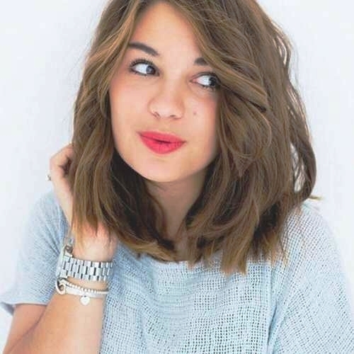 Medium Hairstyles for Round Faces